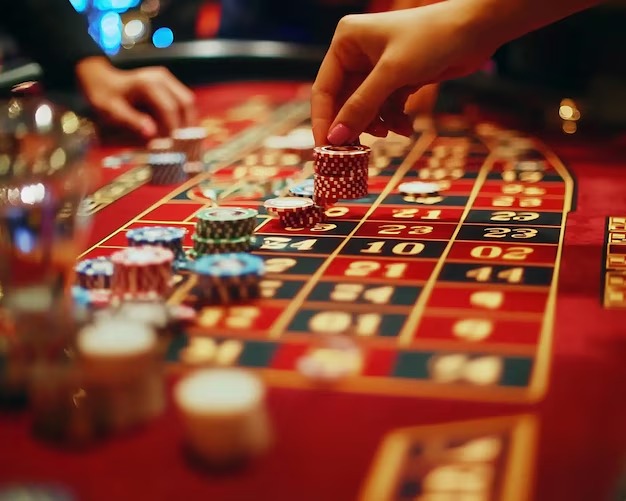Live dealer at Fa Cai Shen Deluxe table on gambar mobile interface